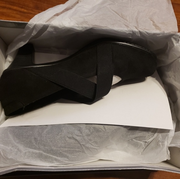 Catherine's black closed toe heels 10W - Picture 2 of 5